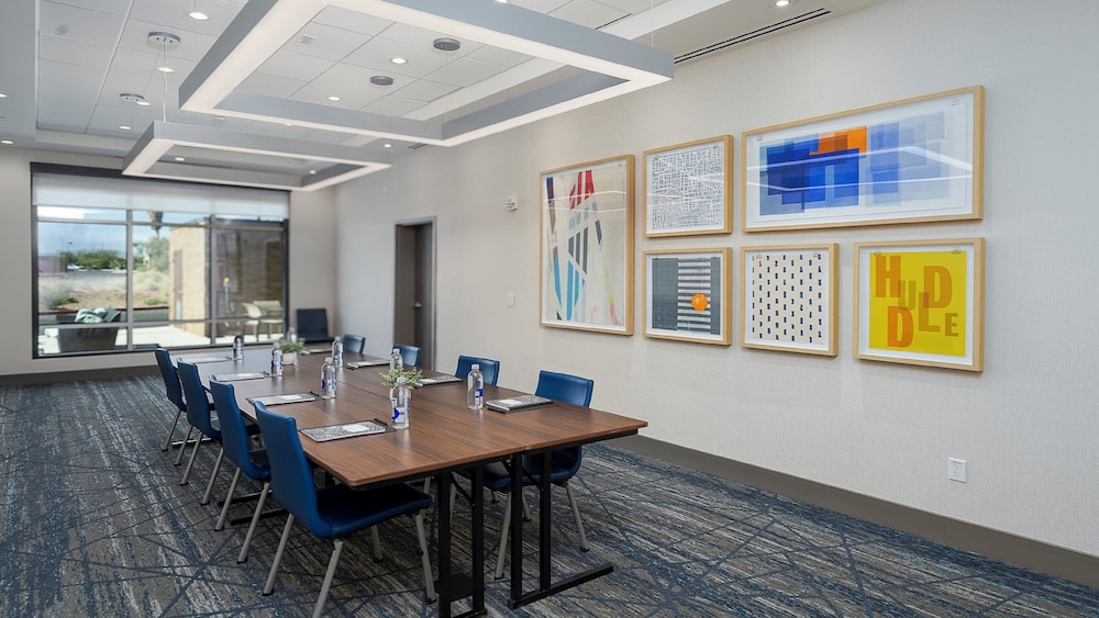 Holiday Inn Express & Suites Ridgecrest China Lake by IHG - photo 32