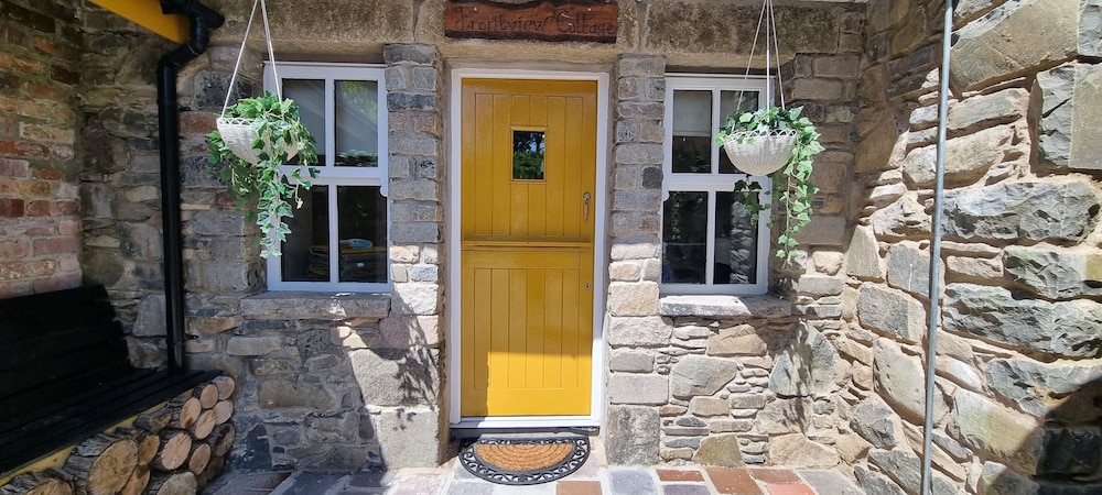 Frontview Cottage Two Bedroom Sleeps 6 guests — 4-Star Luxury Hotel in Ballynahinch, United Kingdom