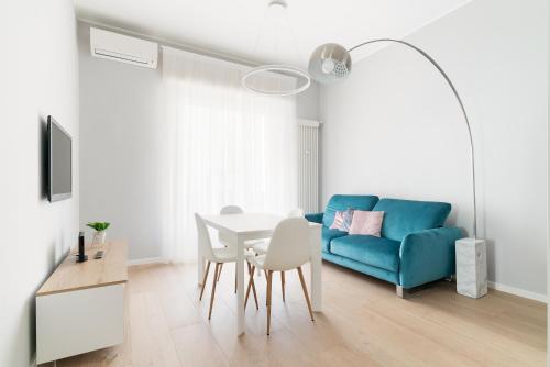 GuestHost Cozy & Bright Apartment — 4-Star Luxury Hotel in Milan, Italy