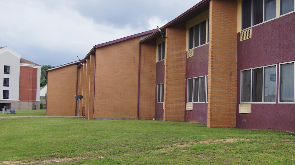 Holiday Lodge & Suites - photo 26