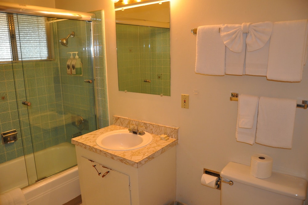 Cedar Inn & Suites - photo 43