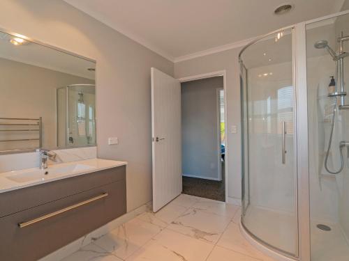 Modern Beach Pad Whitianga Holiday Home — 4-Star Luxury Hotel in Whitianga, New Zealand