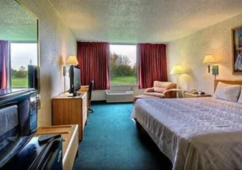 Airport Inn Flint - photo 12