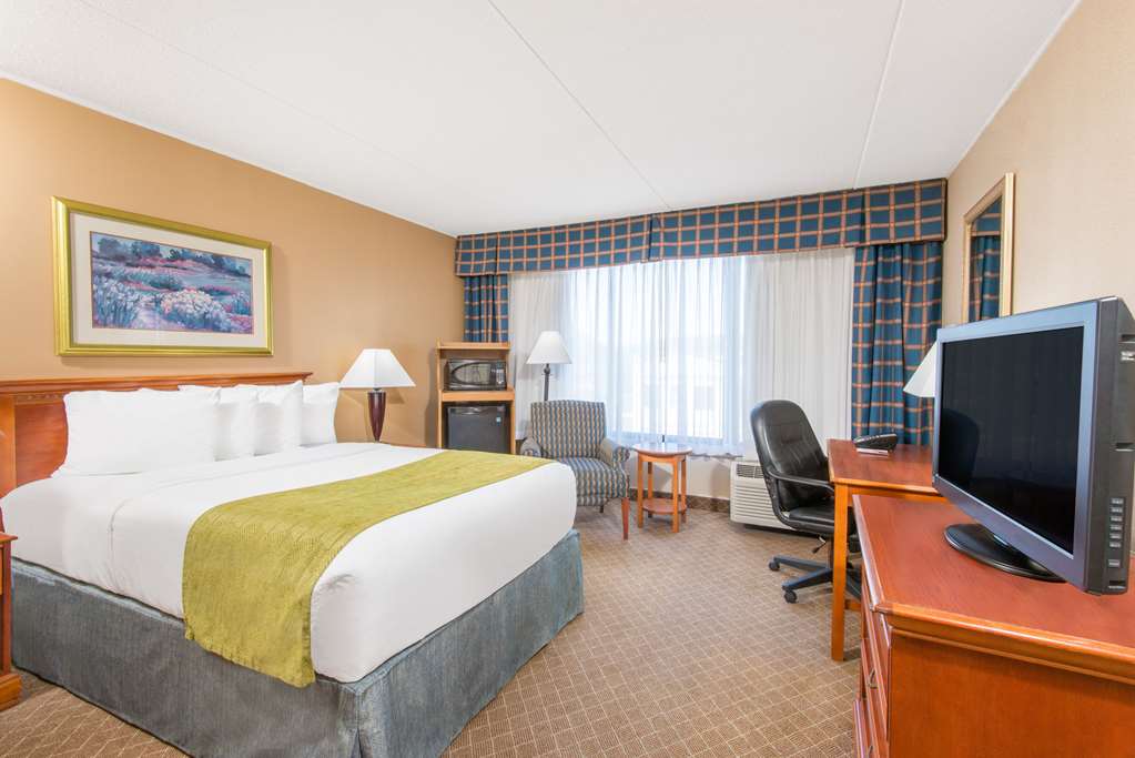 Ramada by Wyndham Cumberland Downtown - photo 12