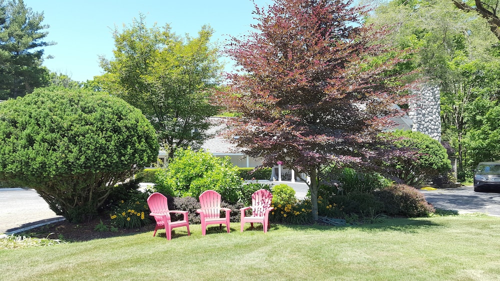 Captain's Quarters Motel - photo 42