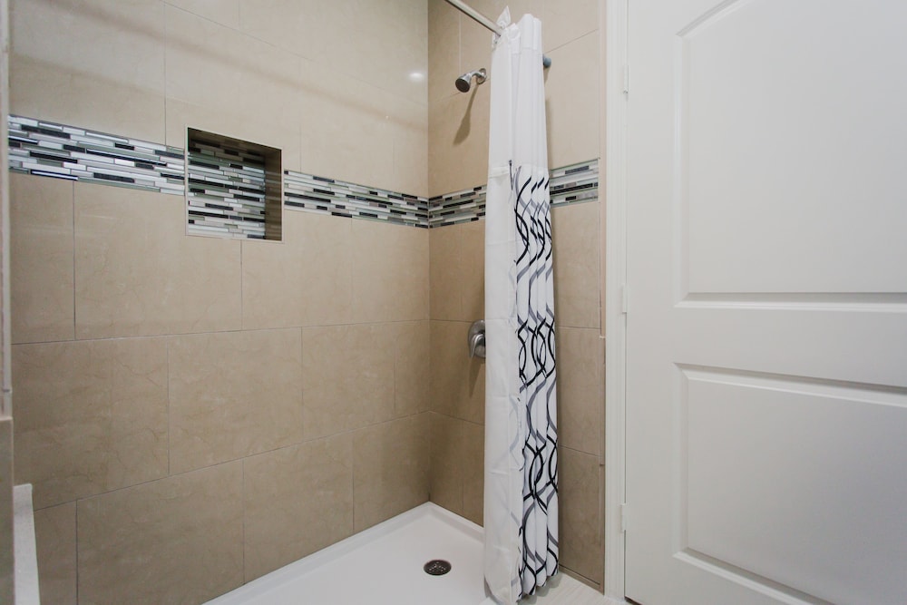 Palace Inn and Suites Willowbrook Mall - photo 33