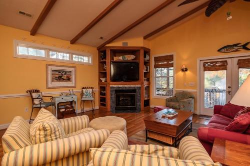 Woodlands Wonder by Oak Island Accommodations - photo 20