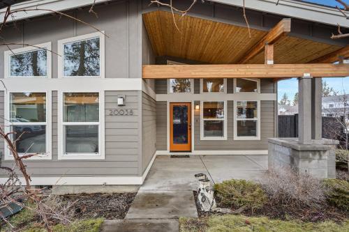 Dwell 30 Day Minimum — 4-Star Luxury Hotel in Bend, United States