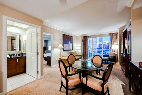 StripViewSuites at Signature
