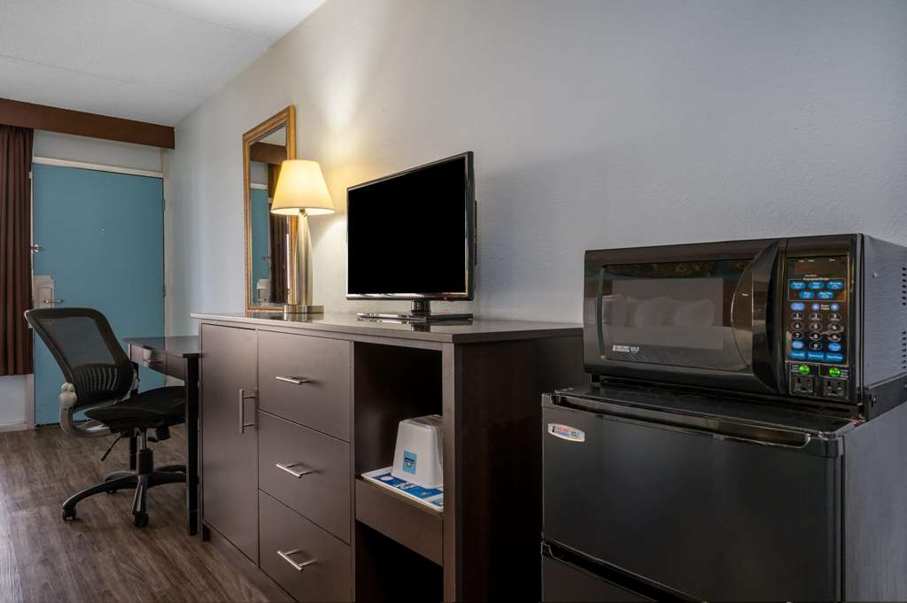 Days Inn by Wyndham Perrysburg Toledo - photo 21