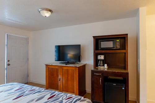Courtesy Inn Motel - photo 9
