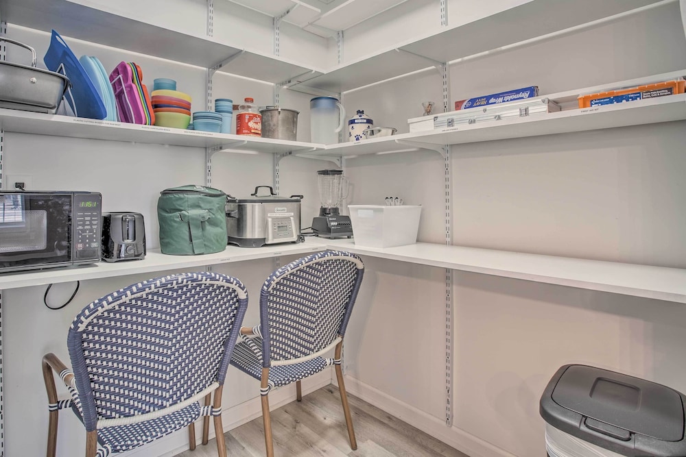 Charming Retreat on 20 Acres with Private Lake in Walterboro, United States