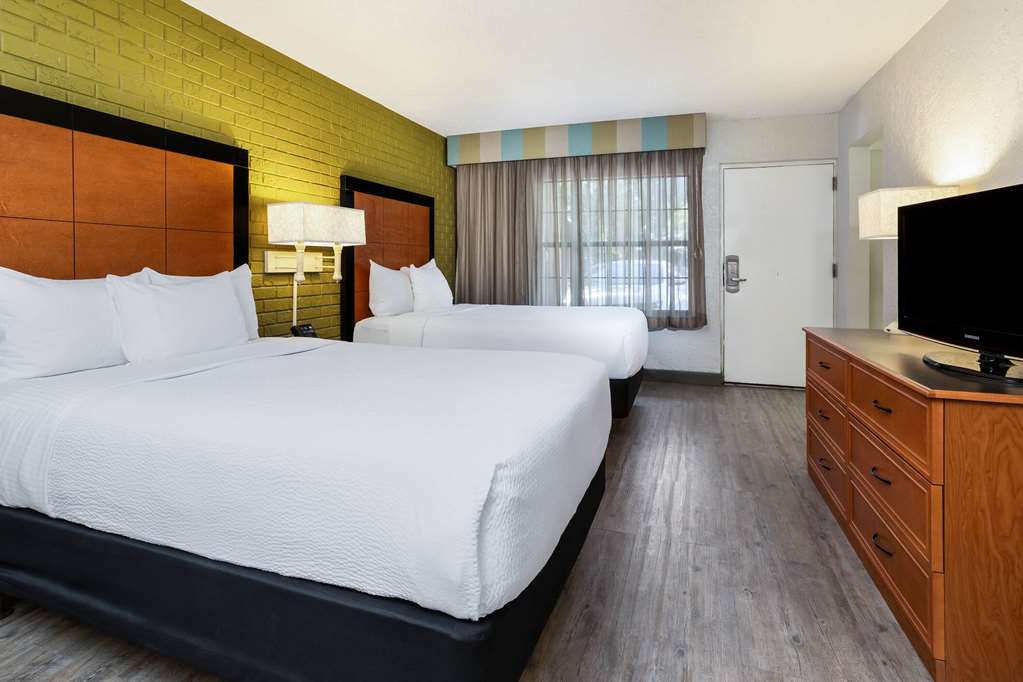 La Quinta Inn Tampa Airport Stadium Westshore - photo 8