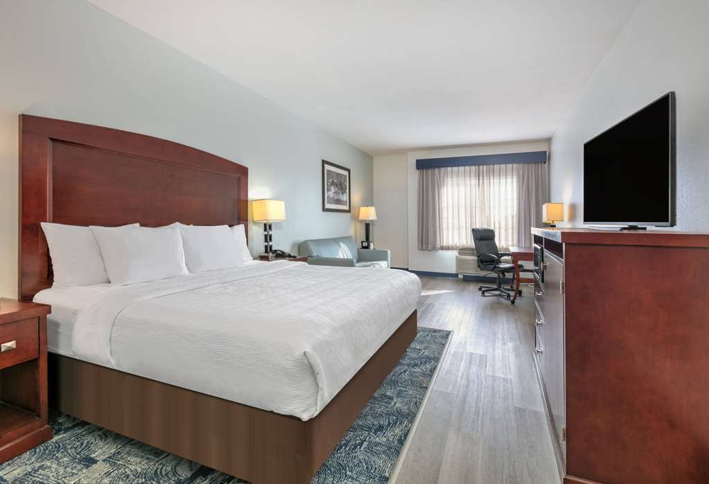 La Quinta Inn & Suites by Wyndham Fort Worth NE Mall - photo 8