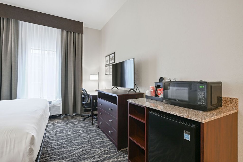 Cobblestone Hotel & Suites Mosinee - photo 34