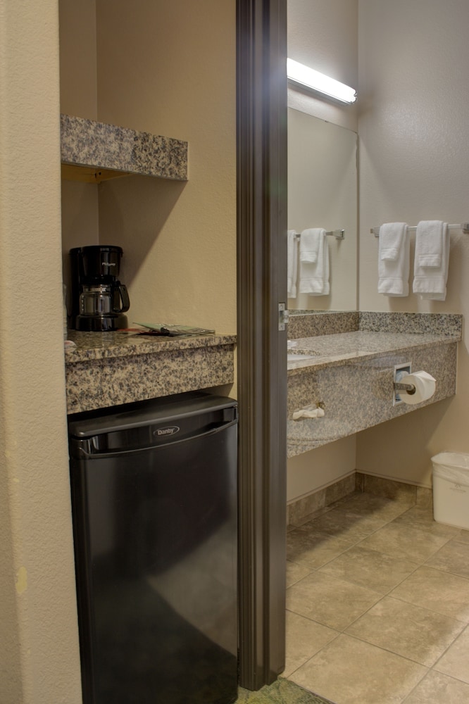 Allington Inn & Suites - photo 14