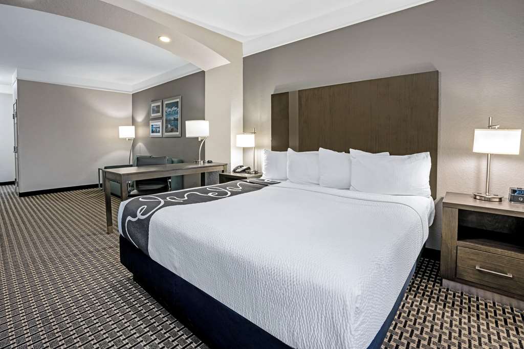 La Quinta Inn & Suites by Wyndham Conroe - photo 18