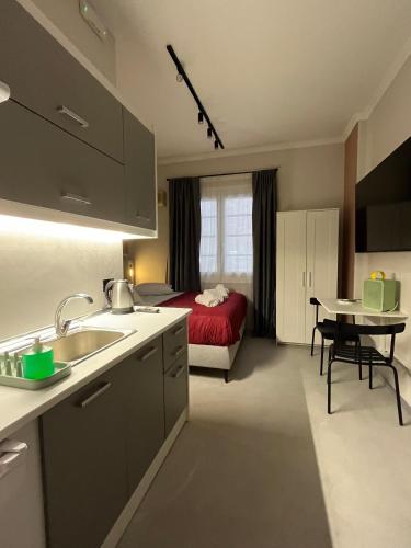 Iris Suite by Zeussuites — 4-Star Luxury Hotel in Athens, Greece