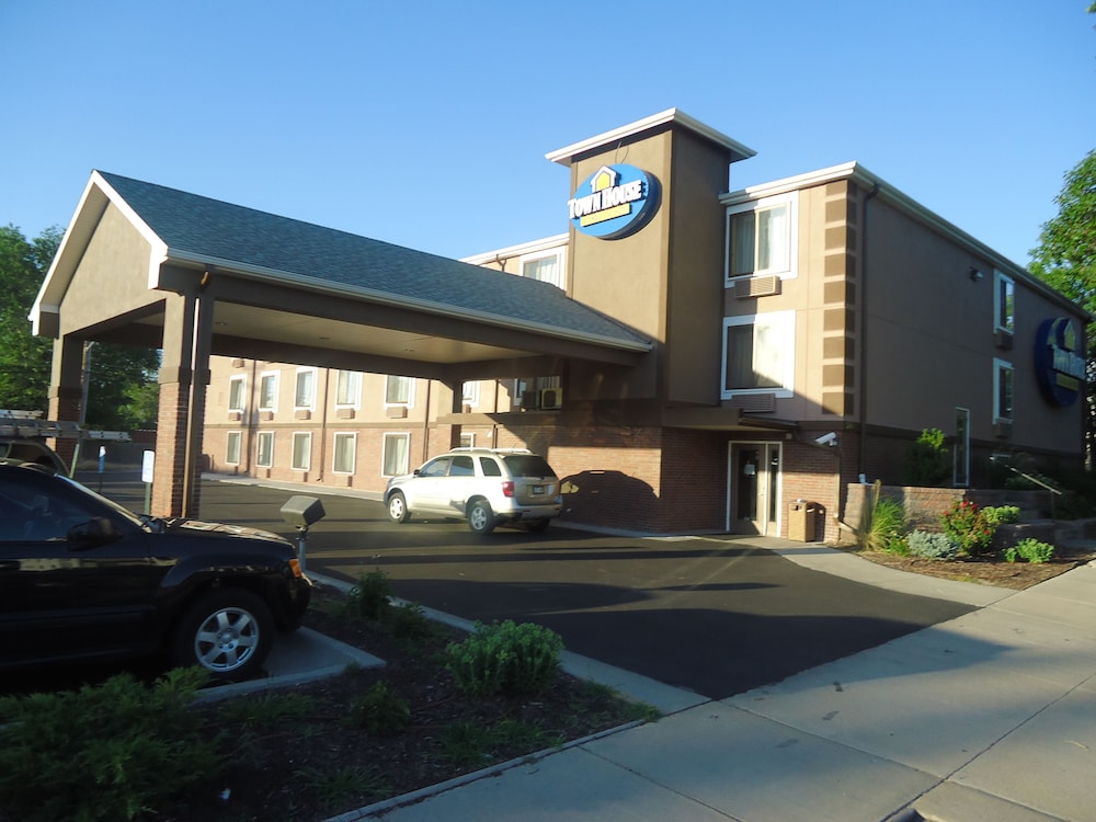 Town House Extended Stay Hotel Downtown - photo 2