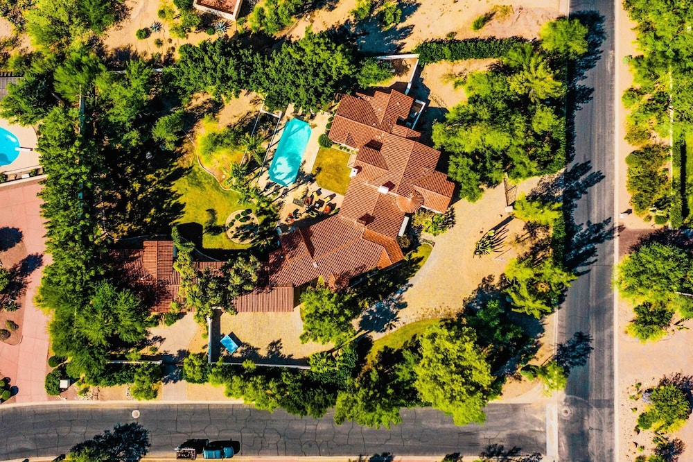 Catalina by AvantStay Private Grand Estate Backyard & Pool - photo 25