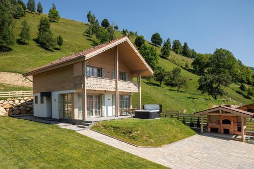 Eny Guesthouse — 4-Star Luxury Hotel in Moieciu De Jos, Romania