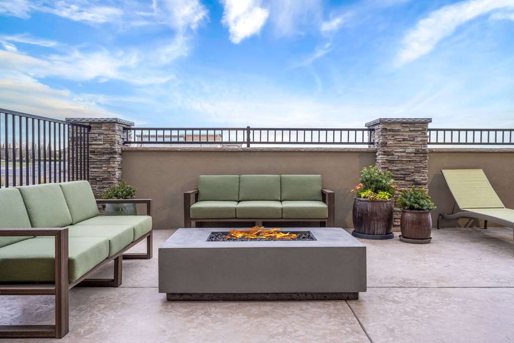 La Quinta Inn and Suites by Wyndham Lincoln - photo 44