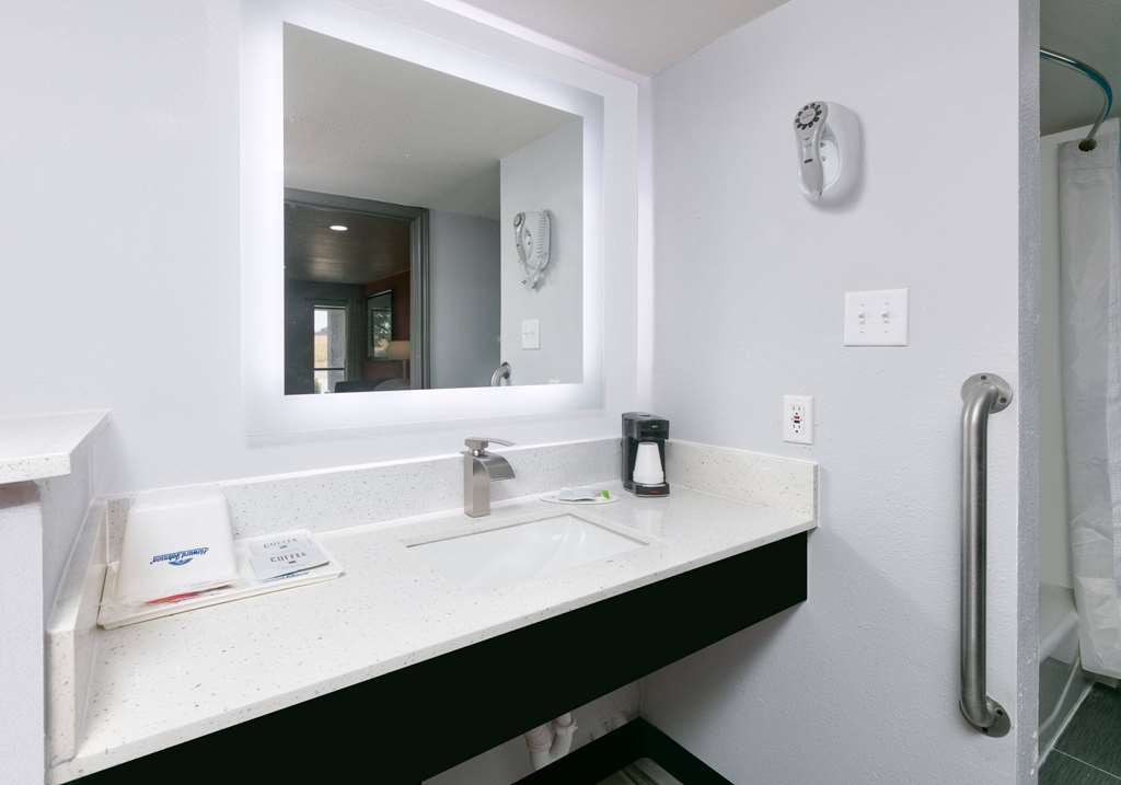 Howard Johnson by Wyndham San Marcos - photo 32