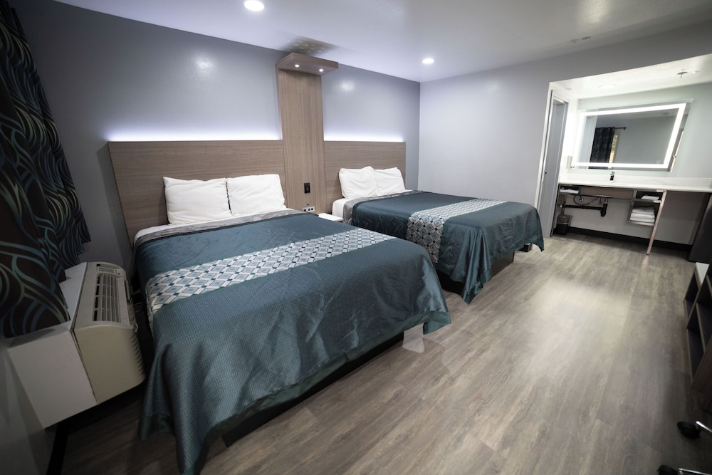 Express Inn & Suites - photo 12