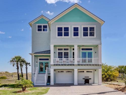Mermaid Castle Oceanfront Luxury Beach House Rooftop Deck — 4-Star Luxury Hotel in Fernandina Beach, United States