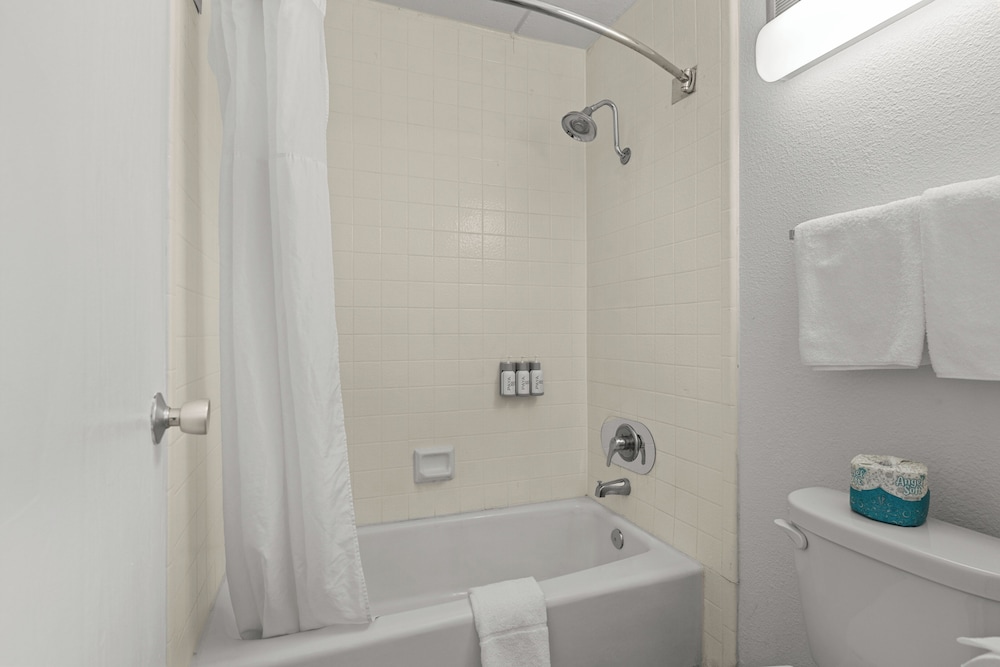 Vagabond Inn Executive Old Town - photo 41