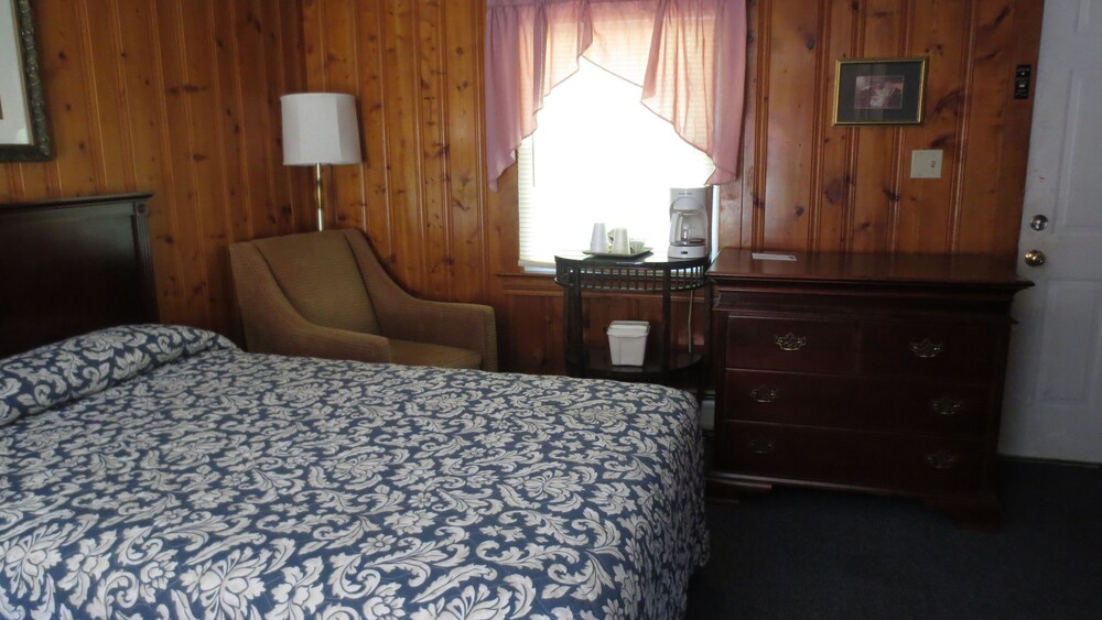 The Villager Motel - photo 13