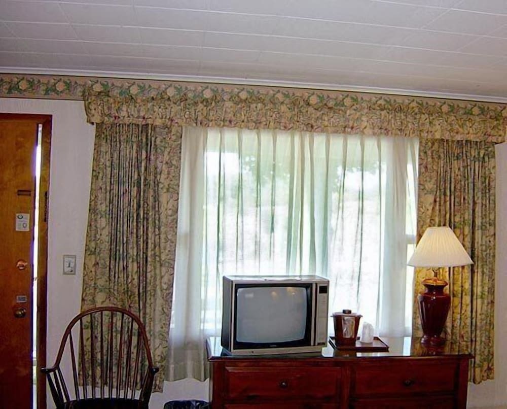 West Road Motel - photo 7