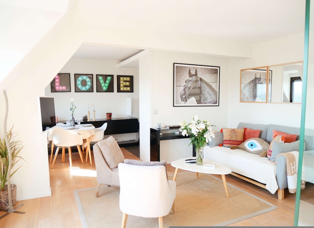 Deauville Ultra Centre Balcon Luxe Moderne — 4-Star Luxury Hotel in Deauville, France
