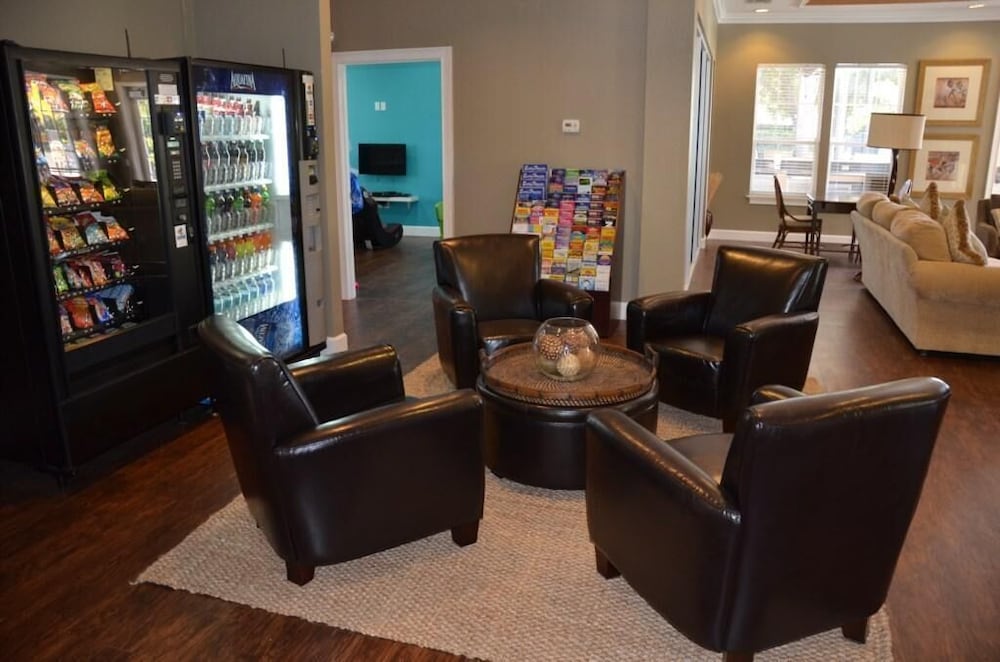Lucaya 4 Bedrooms 4 Baths Townhome Spacious Living Room - photo 18