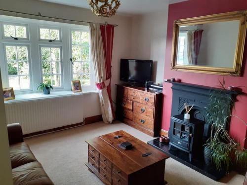 3 Bedroom Village House — 4-Star Luxury Hotel in Cosby, United Kingdom