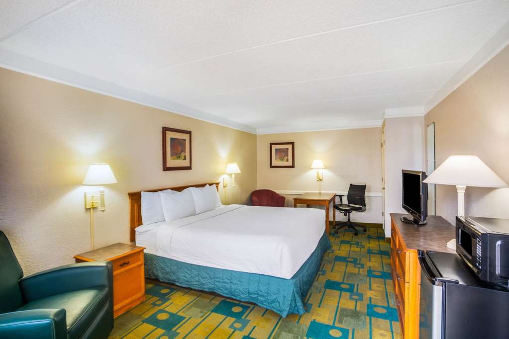 Super 8 by Wyndham Eagle Pass - photo 14