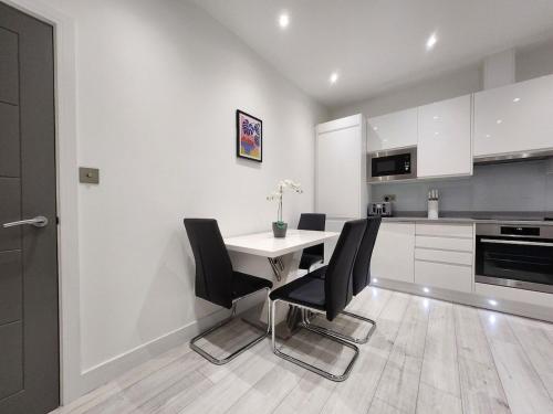 Modern 2BR London Apt Near Tube — 4-Star Luxury Hotel in London, United Kingdom