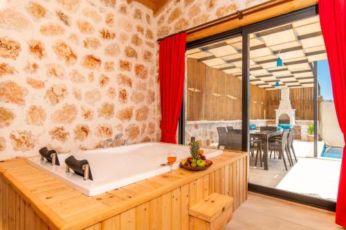 Havuzu dışarıdan görünmeyen jakuzili özel havuzlu lüks villa — 4-Star Luxury Hotel in Kalkan, Turkey