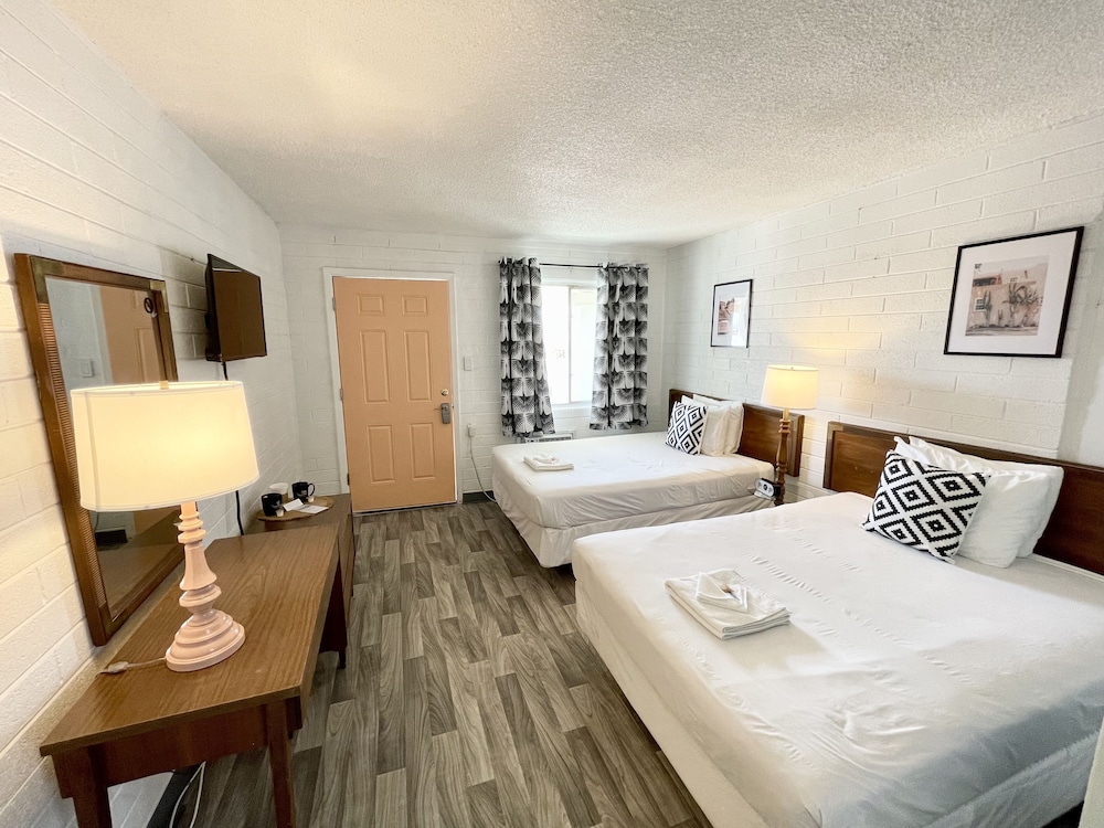 The Postcard Motel - photo 37