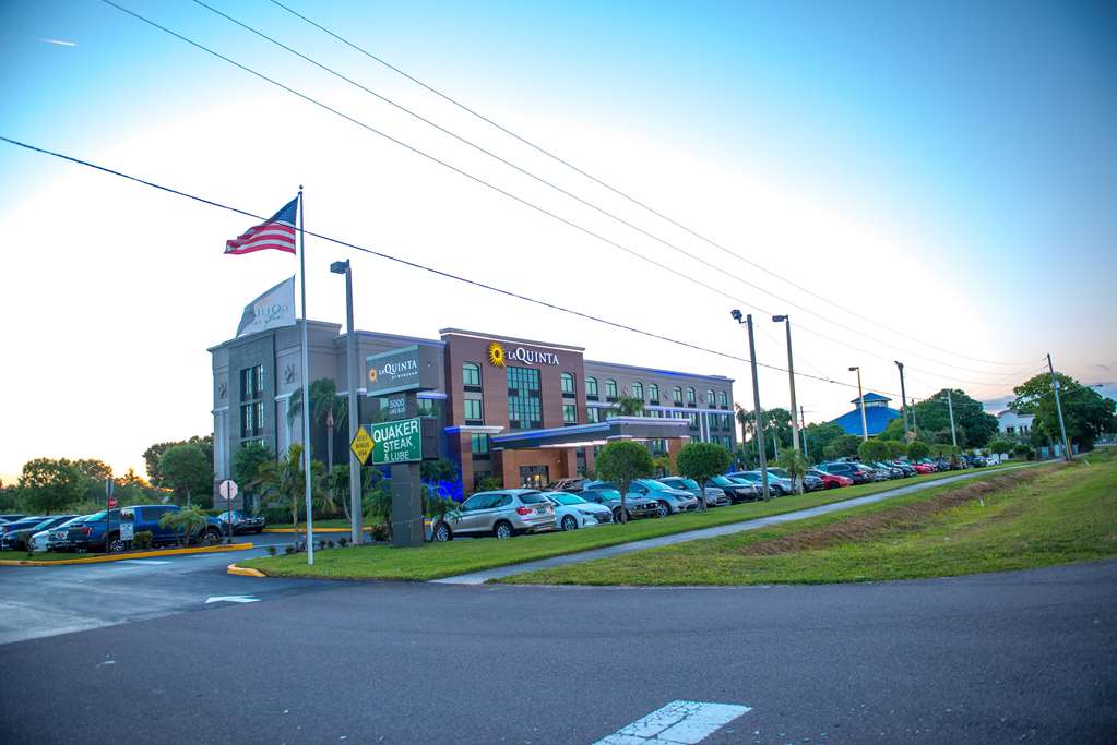 La Quinta Inn & Suites by Wyndham Clearwater South - photo 3