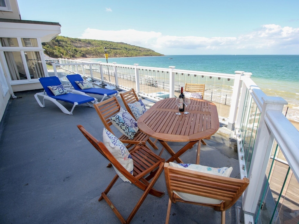 Garden Apartment On The Beach 10691298 — Totland