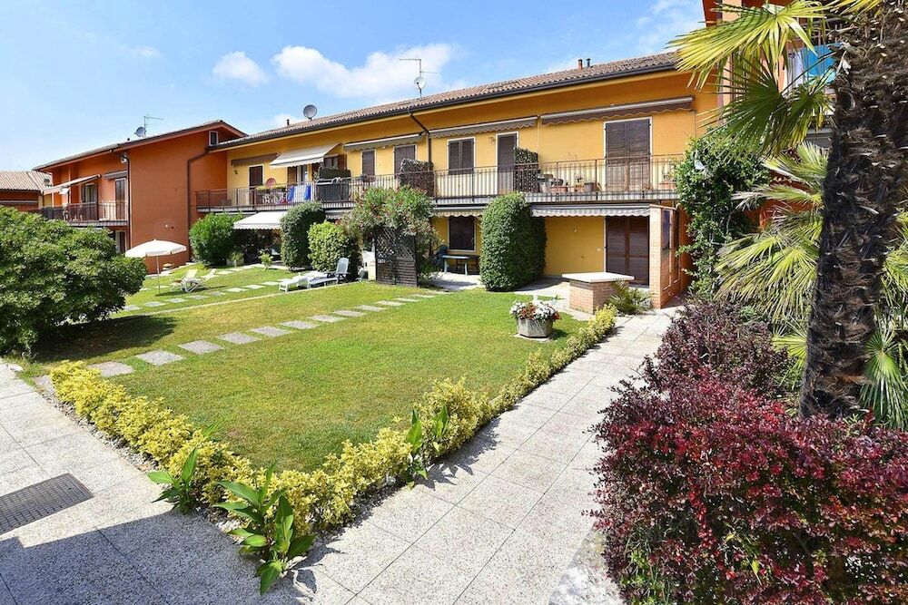 Charming apartment in Pacengo garden view 60 sqm — 4-Star Luxury Hotel in Lazise, Italy