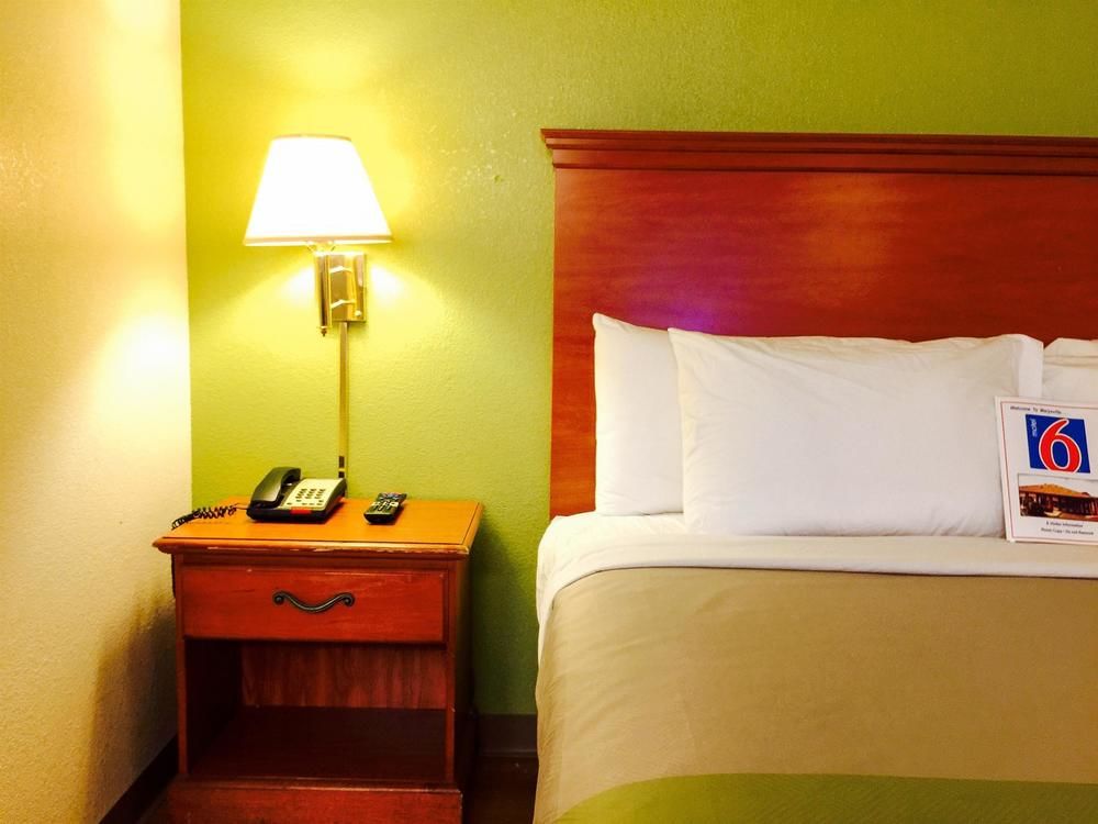 Motel 6 - photo 16