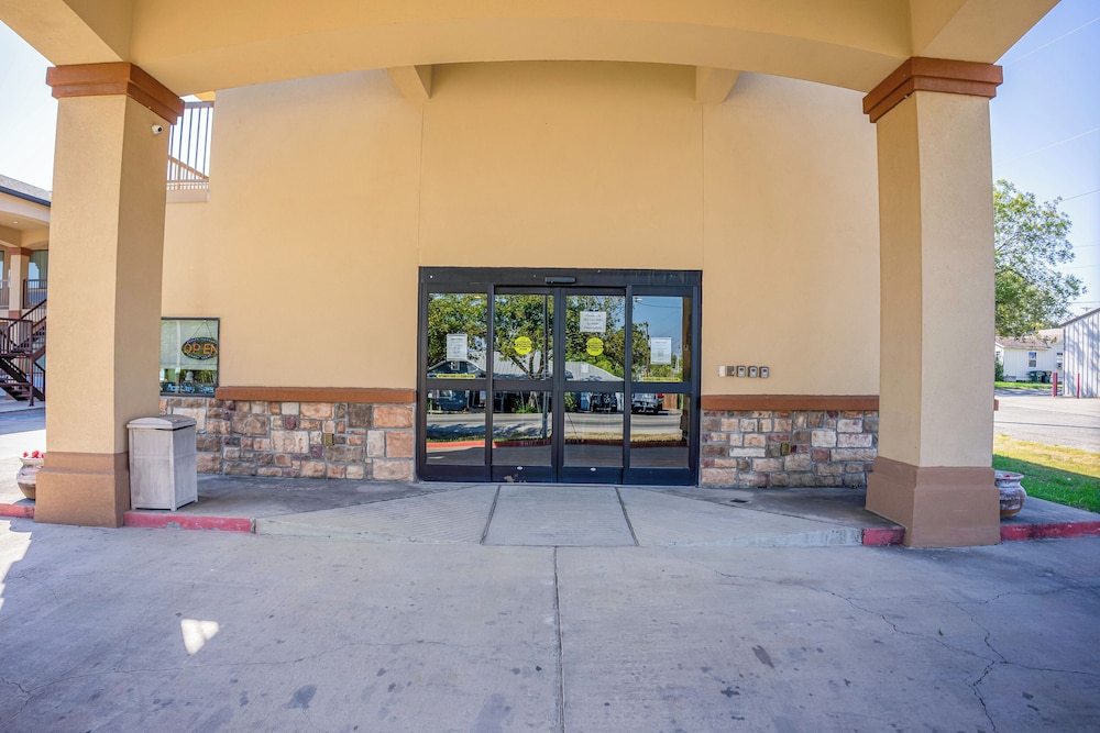 Moulton Inn & Suites By OYO Near Shiner TX - photo 36
