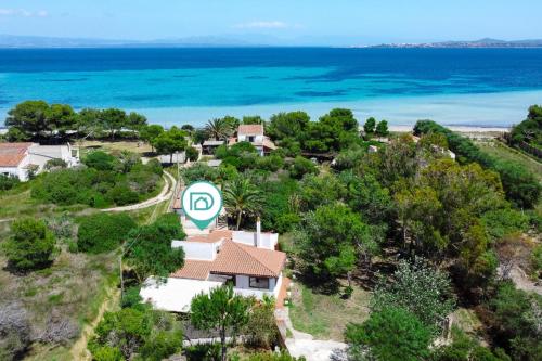 Villa con Giardino Accesso Diretto alla Spiaggia Giunco — 4-Star Luxury Hotel in Carloforte, Italy