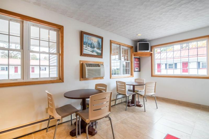 Econo Lodge St Albans - photo 5