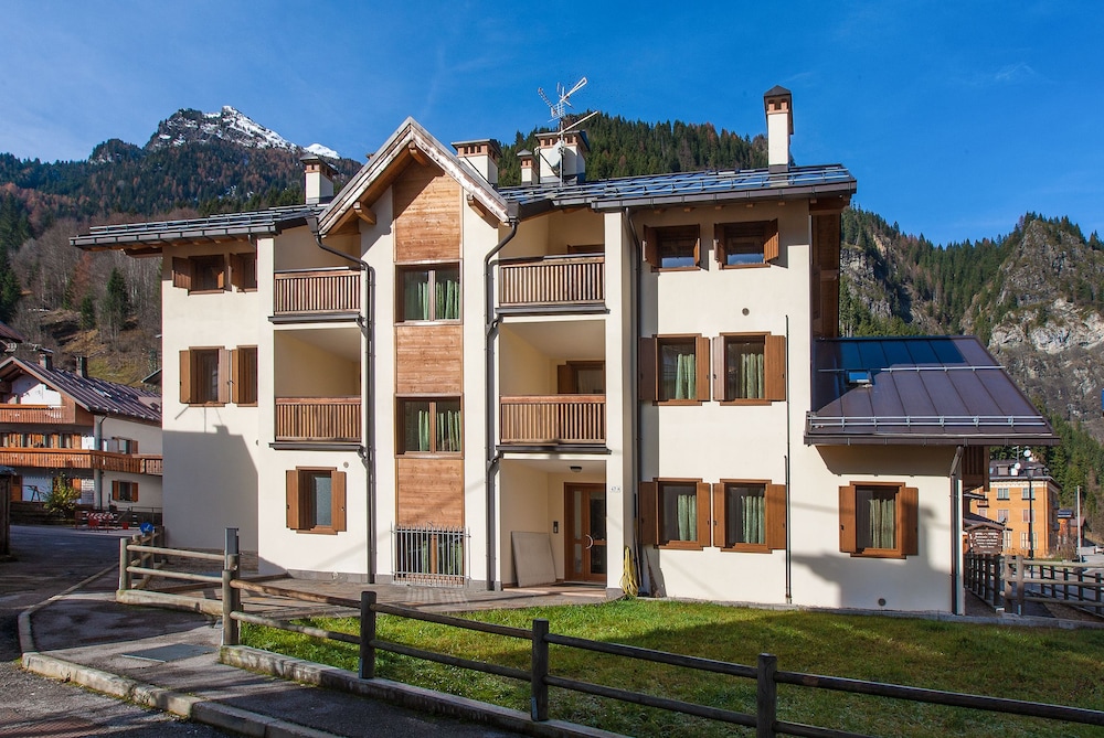 Appartamenti Enrosadira — 4-Star Luxury Hotel in Rocca Pietore, Italy