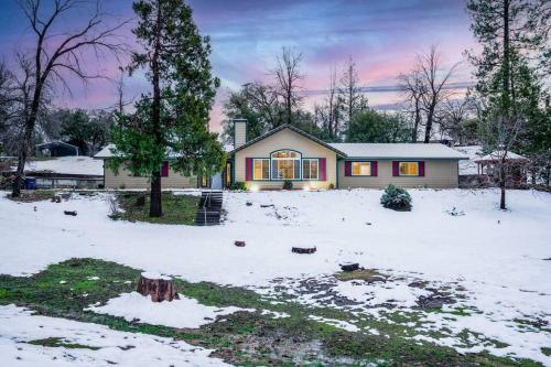 Country Club Hideout w HotTub King bed in Oakhurst, United States