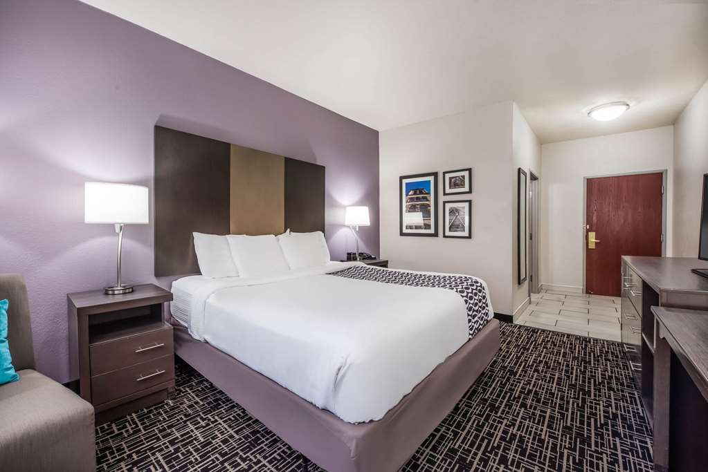 La Quinta Inn & Suites by Wyndham Fairborn Wright Patterson - photo 19