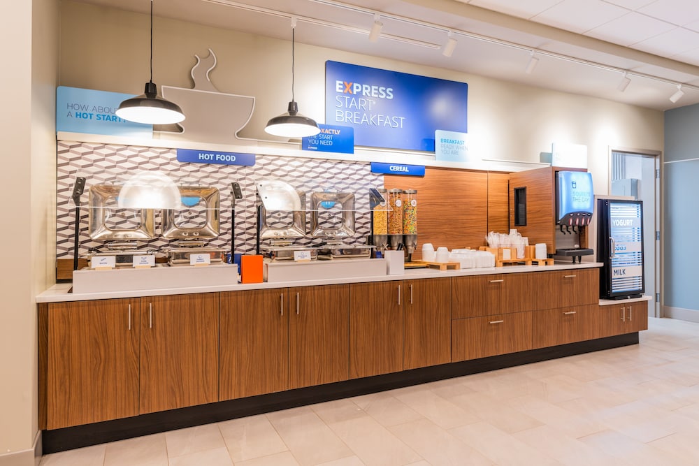 Holiday Inn Express & Suites Charlottesville by IHG - photo 107